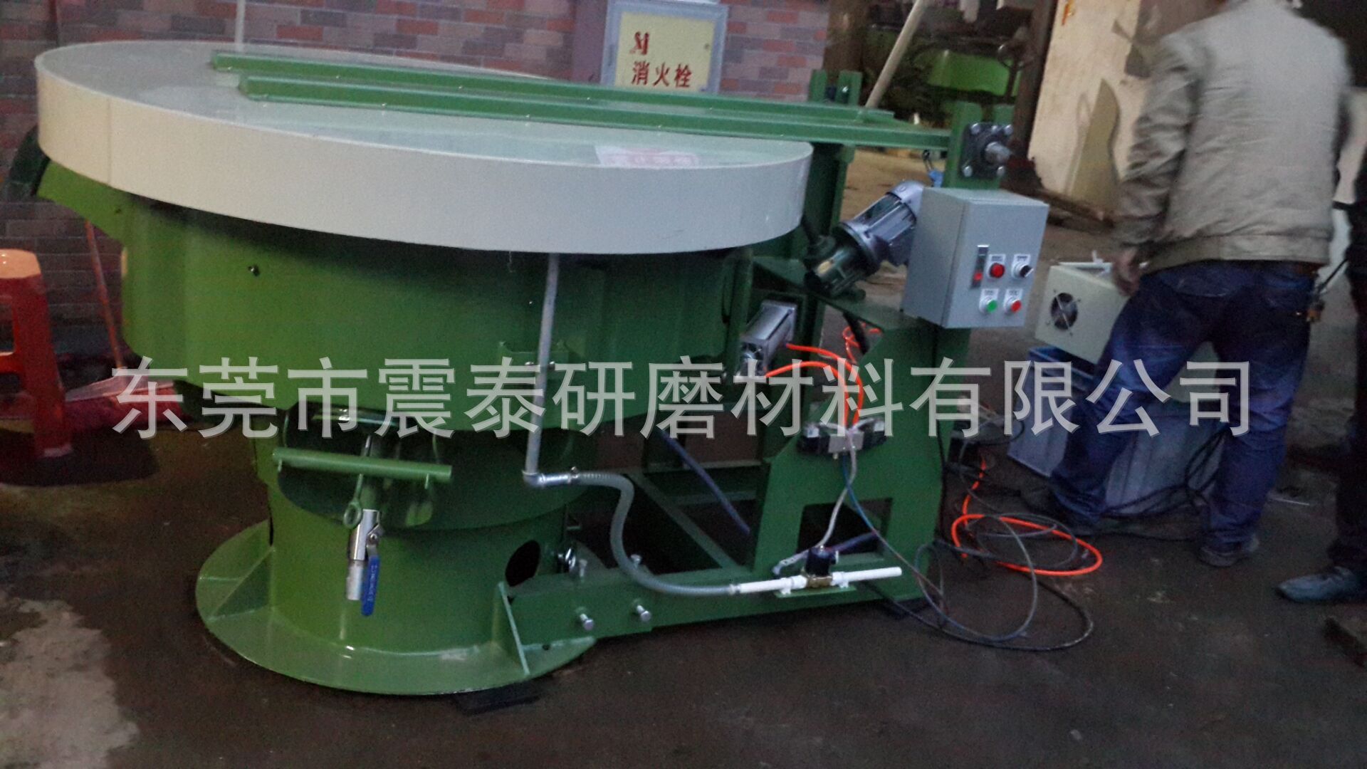 帶環(huán)保蓋自動(dòng)加水振動(dòng)研磨機(jī)