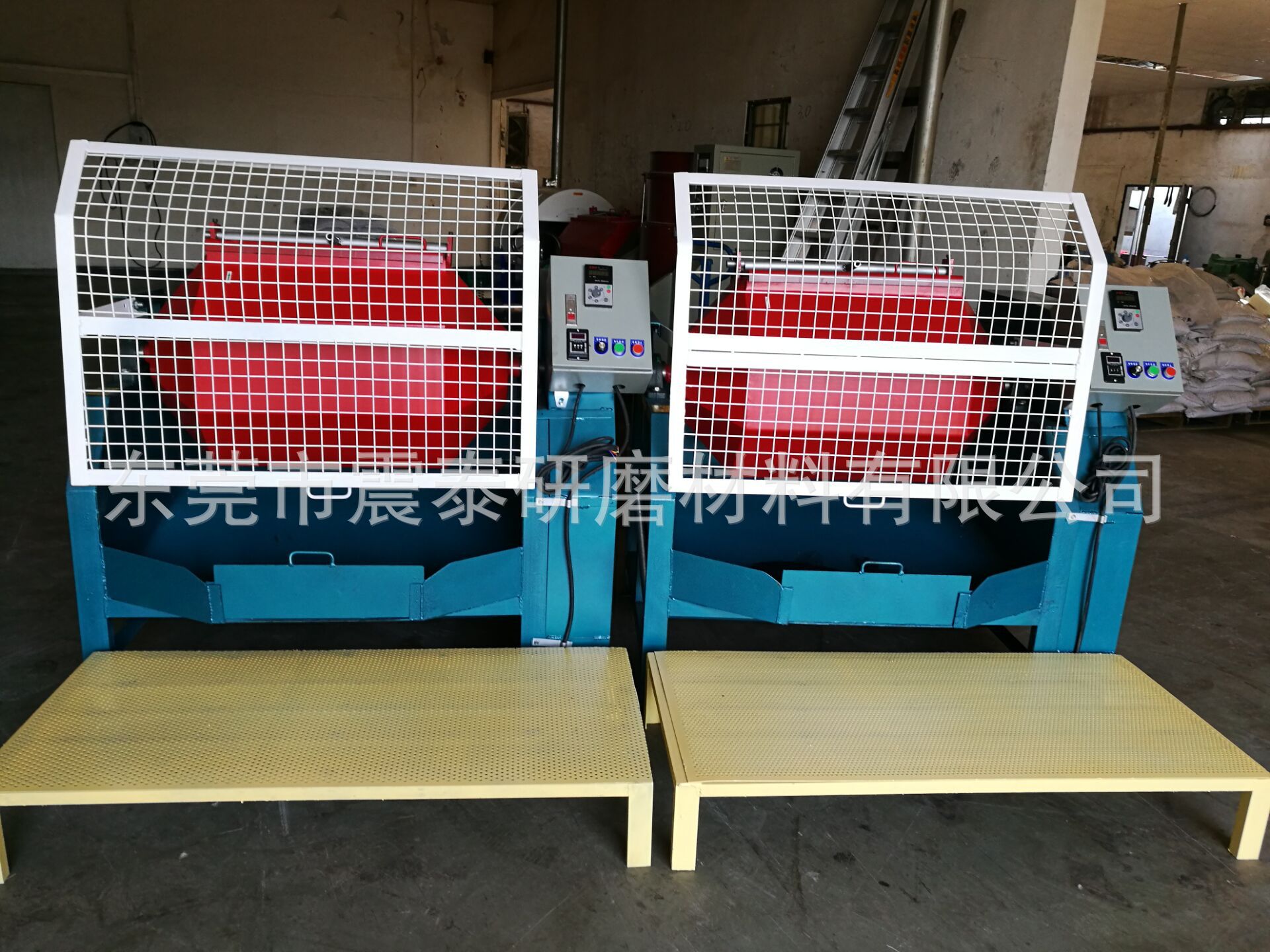 帶有安全罩的滾筒拋光機(jī)